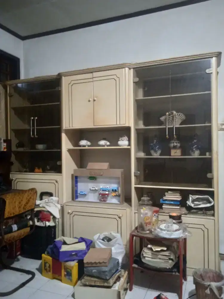 Lemari hiasan atau bufet