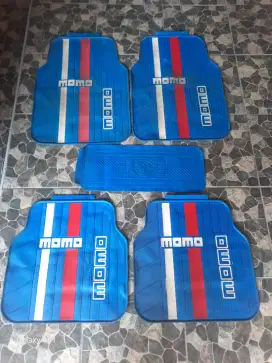 Karpet mobil momo 2 baris universal kondisi baik siap pakai ada bonus