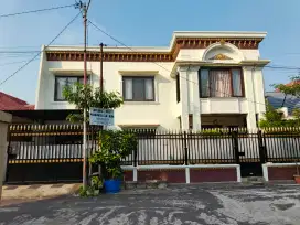 Rumah Klasik Eropa di Depan Taman