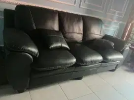 Sofa hitam bekas