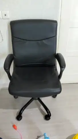 Kursi kantor warna hitam