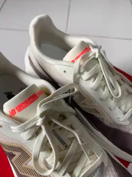 DIJUAL SEPATU LARI NEW BALANCE REBEL V5