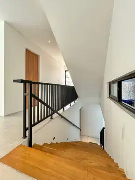 DIJUAL BRAND NEW HOUSE, DESIGN MINIMALIS TROPIS, BANGUNAN 3 LANTAI PLU