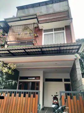 Rumah Modern Minimalis 3 Lantai Komplek Sariwangi Regency