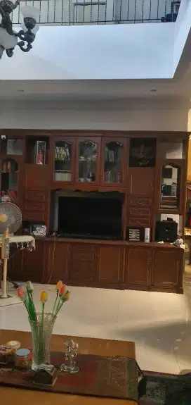 lemari pajangan