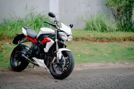 Triumph Street Triple 2015 white full mulus like new