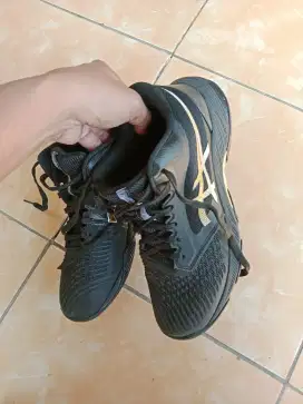 Bismillah. Dijual sepatu volly merek asics