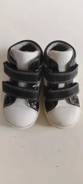 Preloved - Sepatu Sneakers Putih Hitam