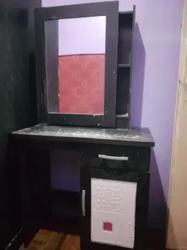 Meja Rias warna hitam