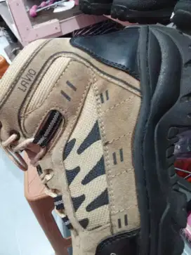 SEPATU merek lavio
no minus
UKURAN 40