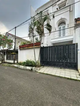 Jual rumah American classic 3 lantai di pondok indah Jakarta Selatan