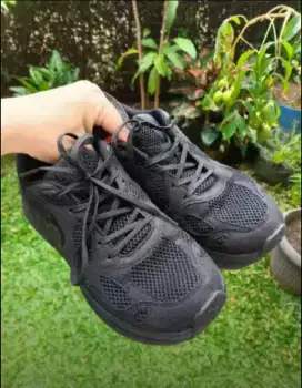 SEPATU ORTUSEIGHT BRISBANE ALL BLACK SIZE 41