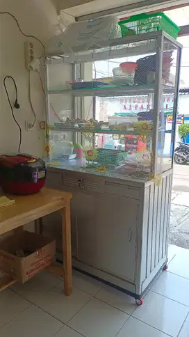 Etalase ukuran 1 meter dan gerobak es teh kondisi masih 90 persen