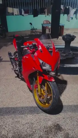 HONDA CBR 150R 2015