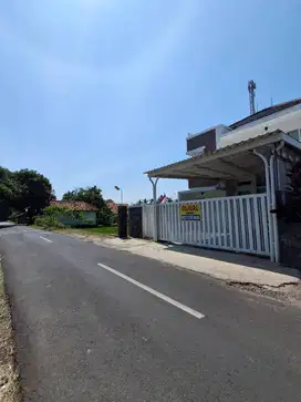 Rumah Berwarna Putih di Pinggir Jalan Raya HARGA bisa NEGO