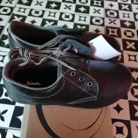 Sepatu safety Simon