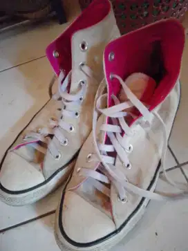 Sepatu Converse putih nett