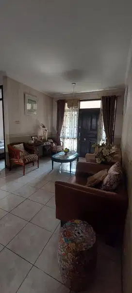 Dijual Rumah di Kota Baru Parahyangan Bandung, 2 Lantai Semifurnished