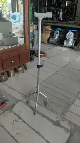 TONGKAT KRUK WALKER KAKI 3 BANTU JALAN