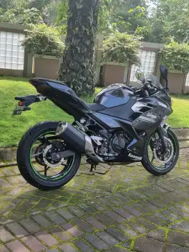 Kawasaki New Ninja 250 FI 2 Cylinder Thn 2022 Odo 600 Perak Koko Motor