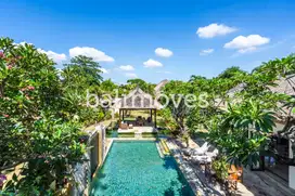 Villa Klasik dan Luas 5 Kamar Tidur Di Tepi Pantai Sanur