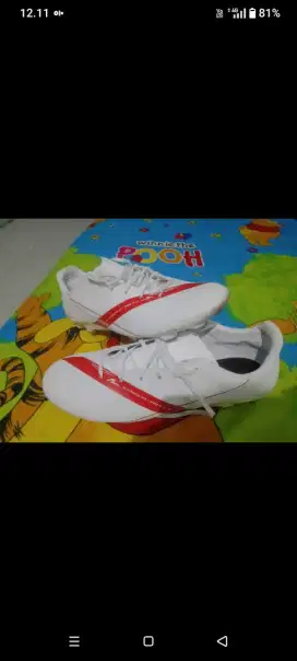 Sepatu bola specs