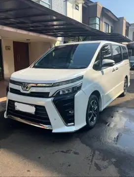 TOYOTA VOXY 2018 2.0 MPV
