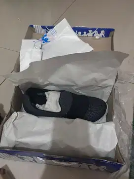 Sepatu slip on size 39 baru merk loggo