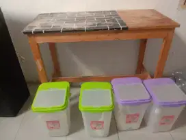 Meja dan toples es buah