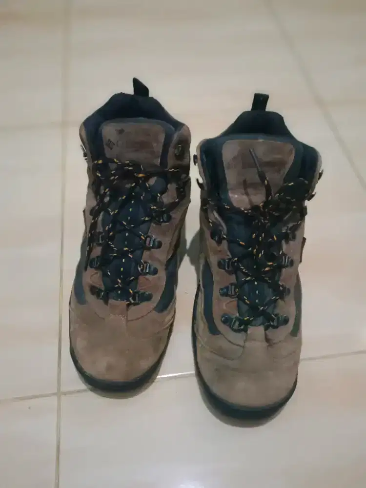 SEPATU OUTDOR COLOMBIA SIZE 42
