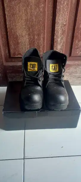 Sepatu Safety Caterpillar UK 42
