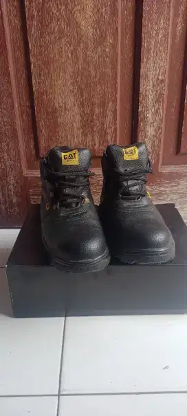 Sepatu Safety Caterpillar UK 42