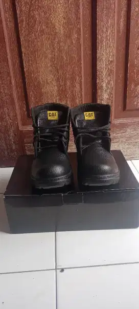 Sepatu Safety Caterpillar UK 43