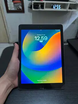 iPad Gen 5, 32GB, warna space grey