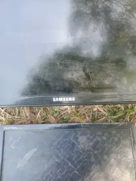 Di jual semua elektronik di foto ada tv 32 inci dan monitor 5 bh