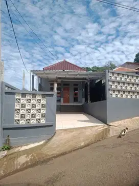 Rumah Mewah Pinggir Jalan di Bandung Timur yang nyaman dengan 2 kamar