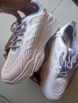 Sepatu sports unisex uk 38