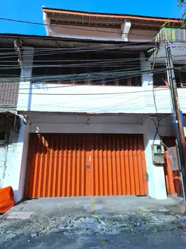 Disewakan 2 Ruko Jejer 3 lantai Nol Jalan Raya Gembong