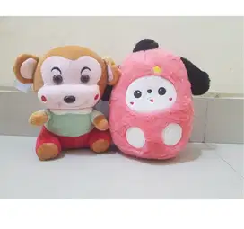 Boneka monyet dan boneka pink
