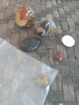 Akik tinggalane simbah