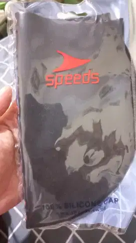 Kaca mata dan topi renang