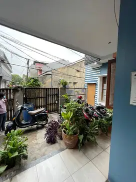 Dijual rumah tinggal & tempat kos 3 lt jl. Danau Buyan Benhil lt 191 m
