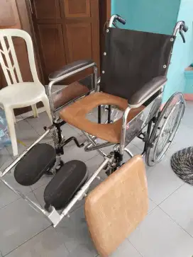 Mau dijual Kursi roda yg ada tempat BAB nya kaki bisa selonjoran