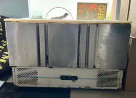 Dijual Chiller dengan Wadah Kompartemen di Bagian Atas