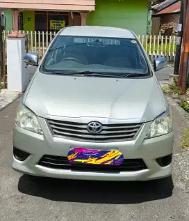 TOYOTA INNOVA E 2.0 2012