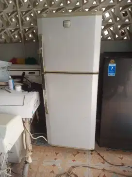 Kulkas 2 pintu dingin
