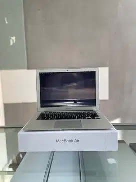 MacBook Air 13 Inch RAM 8/256 GB