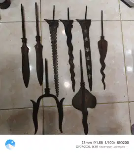 Borongan pusaka keris trisula dan tombak sesuai gambar