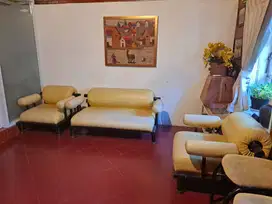 Dijual 1 Set Sofa dan Meja Kaca Ruang Tamu – Rp 1.500.000 Nego