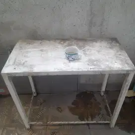 MEJA HIAS BAHAN BESI